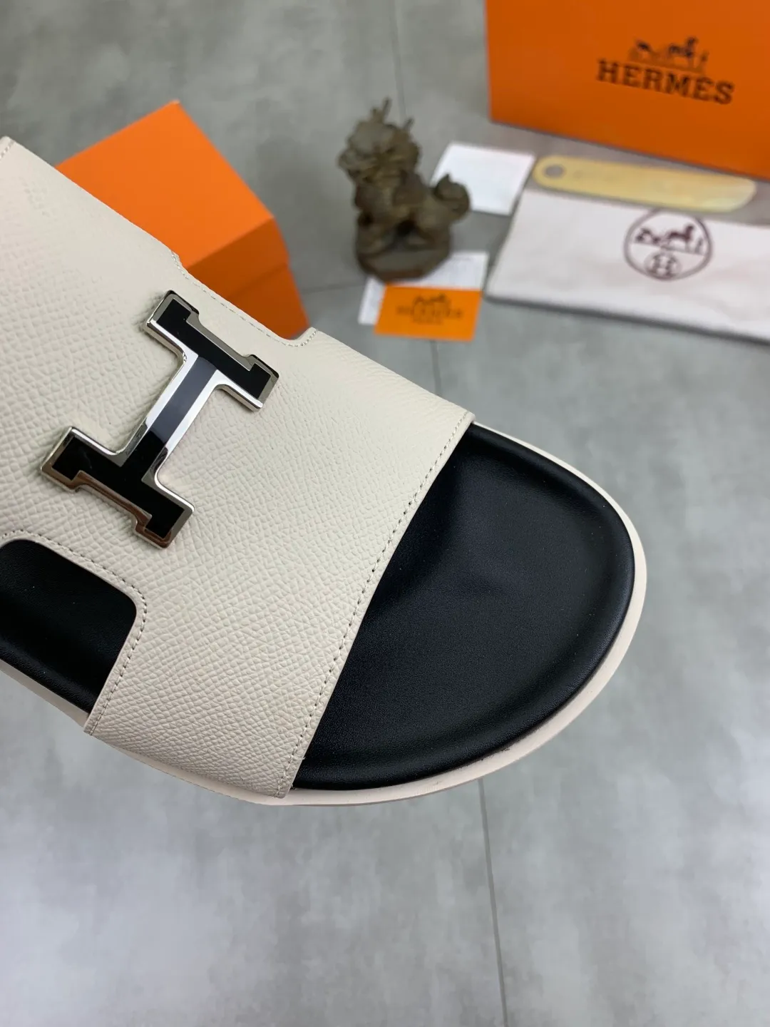 Men's shoes 💰P440 New [HERMES] high-end quality new Hermès slippers, made of imported calfskin, wear-resistant and non-slip rubber outsole. Fashionable and elegant code number: 39-44 (38 45 46 customized)